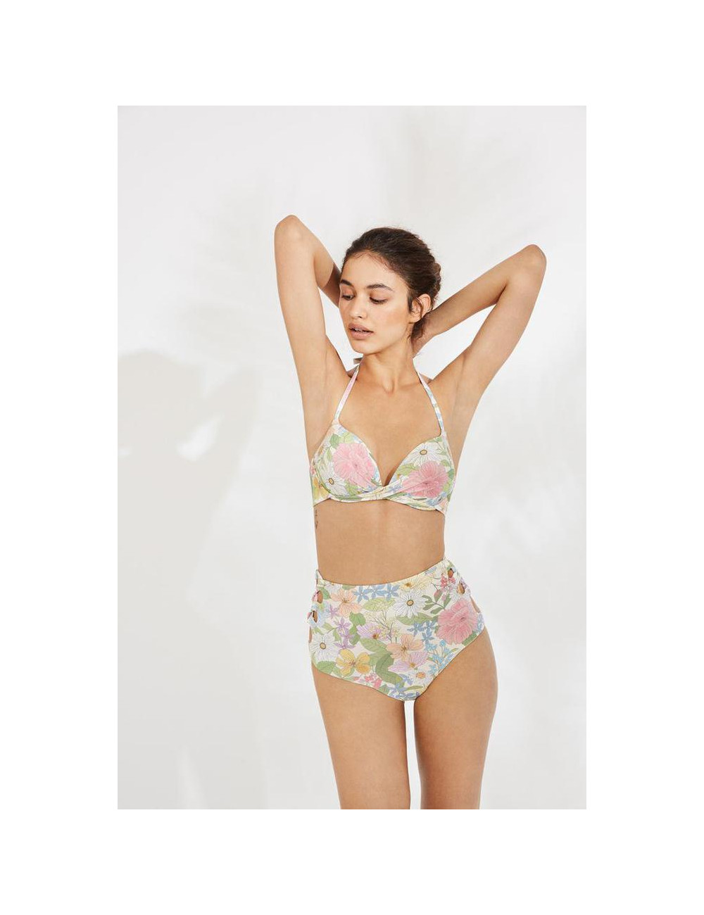 Bikini anudado cuello con broche con aro copa B Bikini anudado cuello con broche con aro copa B