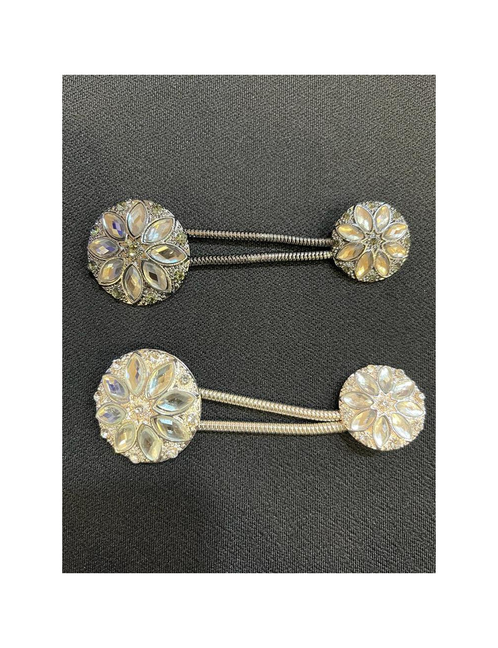 Broche Metálico Redondo con Circonitas  Broche Metálico Redondo con Circonitas