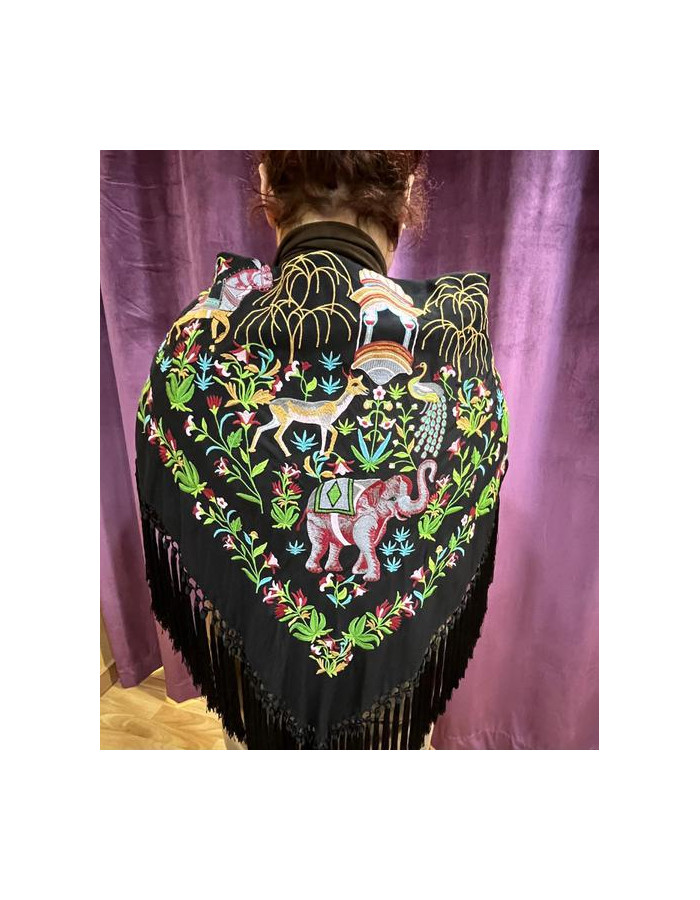 Mantón Mujer Bordado Paisaje